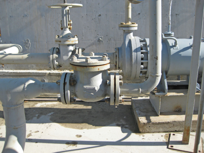 Latch on the pipeline. Oil refinery. Equipment for primary oil refining.